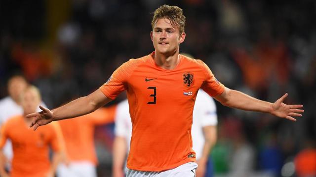 Cristiano Ronaldo chiama De Ligt alla Juventus, l'idea è di affiancarlo a Chiellini