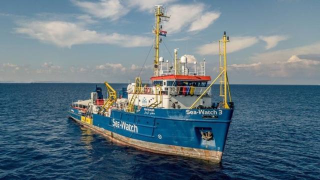 Sea Watch vorrebbe sbarcare in Italia, Salvini non intende cambiare la sua linea