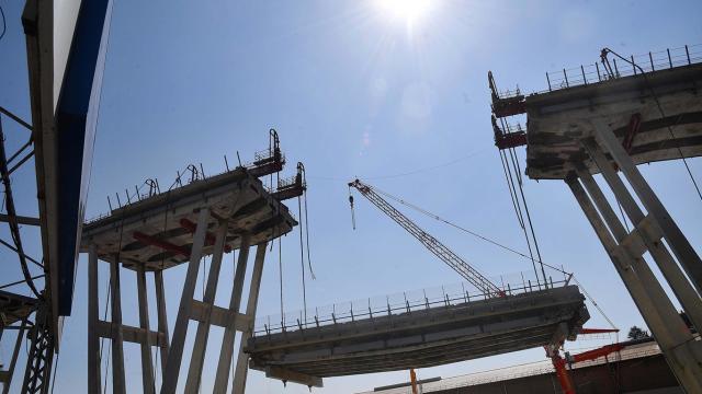 Ponte Morandi, fra poche ore verranno demoliti i piloni 10 e 11