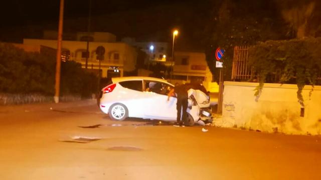 Lecce, si schiantano contro un muretto: un morto e tre feriti