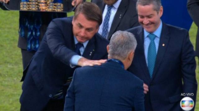 Bolsonaro sofre 'gelo' de Tite, é 'ignorado' por Marquinhos e exaltado por jogadores