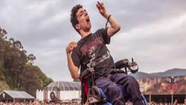 Resurrection Fest, la foto del ragazzo disabile sollevato dalla folla diventa virale