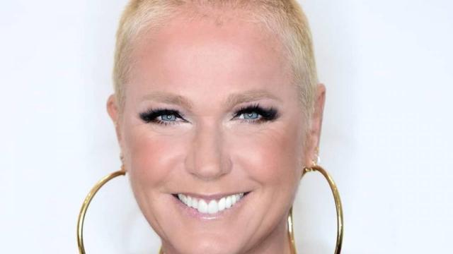 Xuxa chora após morte de executivo da Globo