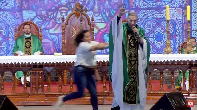 Mulher empurra padre Marcelo Rossi de altar durante missa