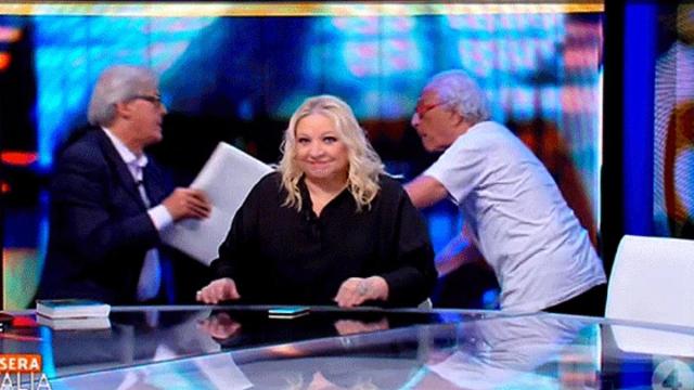 'Pezzo di m...', 'Miserabile': rissa tra Sgarbi e Mughini che vengono quasi alle mani