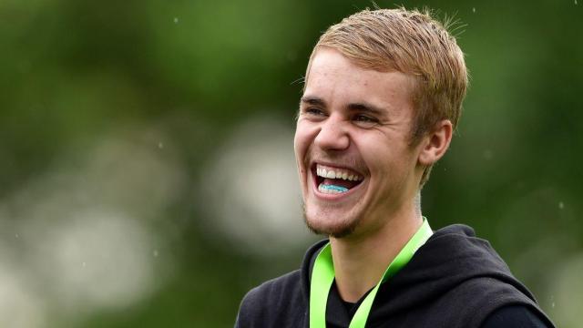 El cantante Justin Bieber luce una nueva dentadura de diamantes