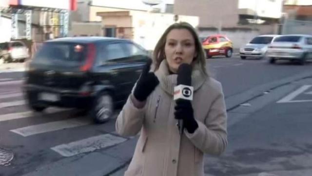 Repórter da Globo para transmissão ao vivo para devolver carteira de pedestre