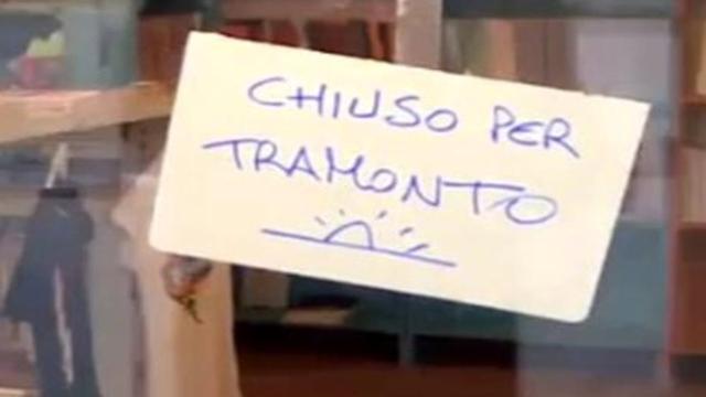 Cilento, l'avviso 'chiuso per tramonto' che il libraio lascia ai suoi clienti