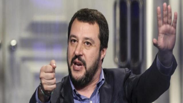Salvini nella bufera social: 'Sei finito, Capitan Coniglio'