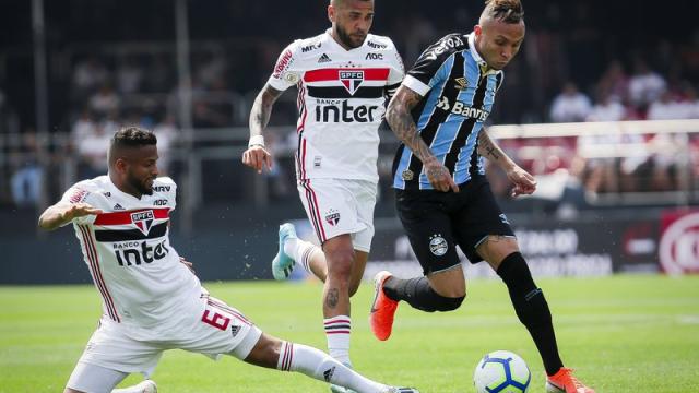 Em jogo marcado por queda de torcedor, São Paulo empata com Grêmio