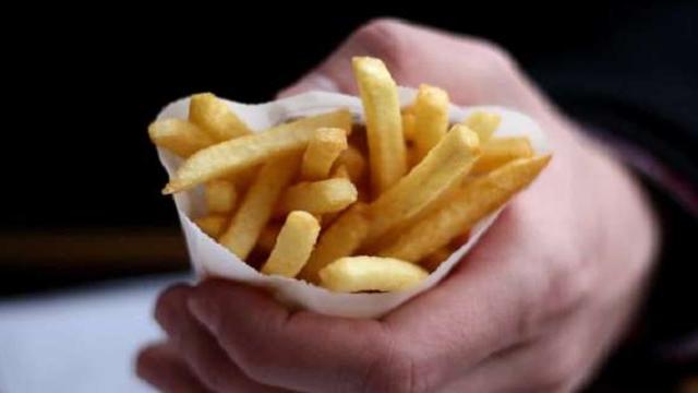 Adolescente perde a visão por comer apenas batatas fritas