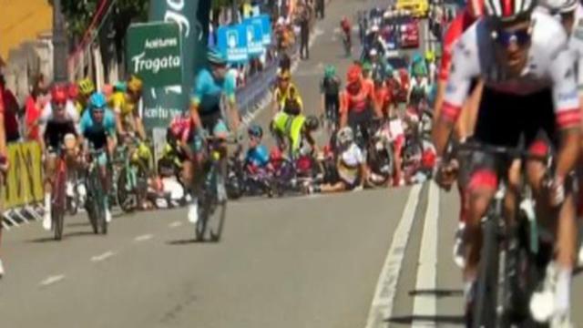 Vuelta Espana, Bennett vince dopo la caduta di un gruppo di corridori