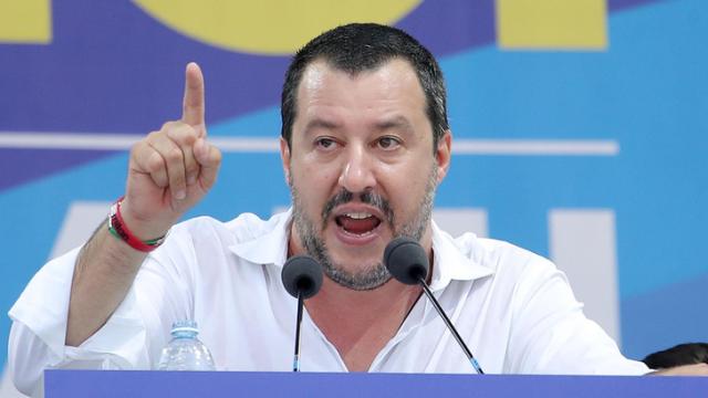 Salvini sbandiera le informazioni riservate sui social, Mattarella si infastidisce