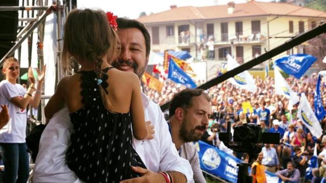 Pontida, fa discutere la bambina presentata da Salvini in braccio