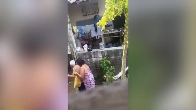 Mulher é presa em Natal após ser gravada agredindo sua mãe de 76 anos