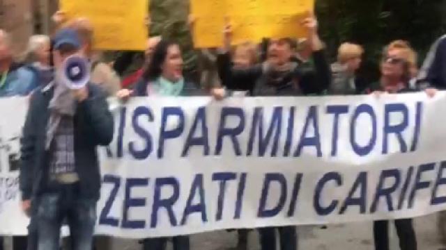 Ferrara, deputati di 'Italia Viva' accolti dai manifestanti Carife: 'buffoni'