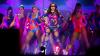 Apresentação de Anitta é acompanhara por uma multidão de famosos