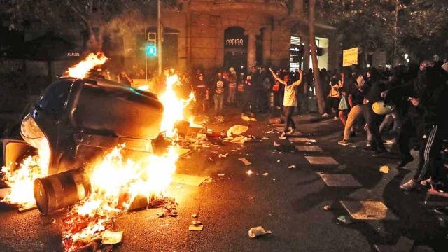 Choques entre ultras e independentistas en la cuarta jornada de disturbios en Barcelona