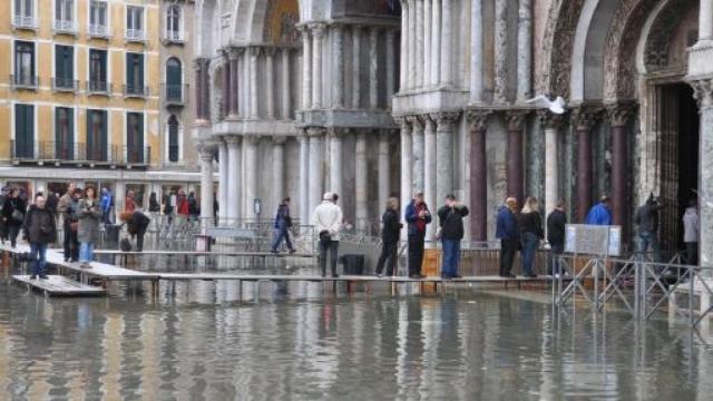 Venezia attaccata dagli haters sui social per il lusso: 'Vi sta bene'