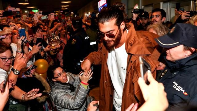 Can Yaman es recibido en el aeropuerto de Madrid por centenares de fans