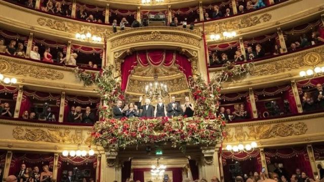Mattarella alla Scala, Fusaro commenta: 'In sala solo gente altolocata, mancava il popolo'