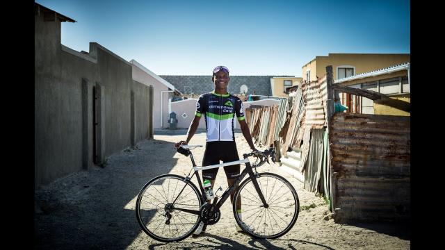 Incredibile in Sudafrica: un guardiaparco rompe un braccio a Nicholas Dlamini