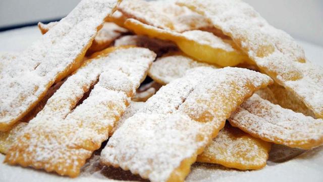 Le chiacchiere: un dolce goloso, caratteristico del periodo di Carnevale 