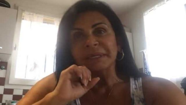 Gretchen fica pistola com Carlos Bolsonaro e promete processar político