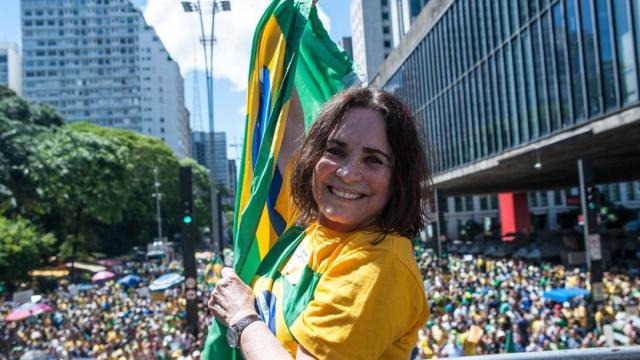 Regina Duarte decide ir a Brasília para conhecer a Secretaria de Cultura