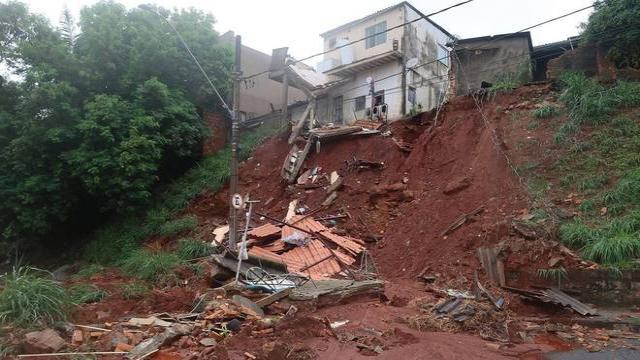 Até a noite de sábado, 33 pessoas haviam morrido em decorrência das chuvas em Minas Gerais
