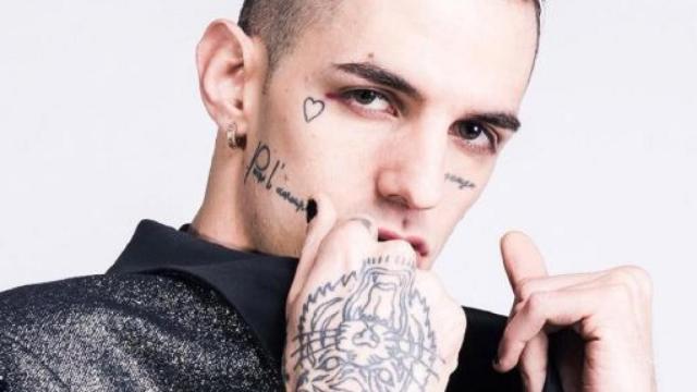 Sanremo: Achille Lauro si toglie la tunica e rimane in ...
