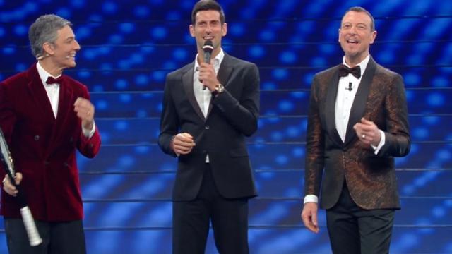 Djokovic sul palco di Sanremo: scambia con Fiorello e canta 'Terra promessa'