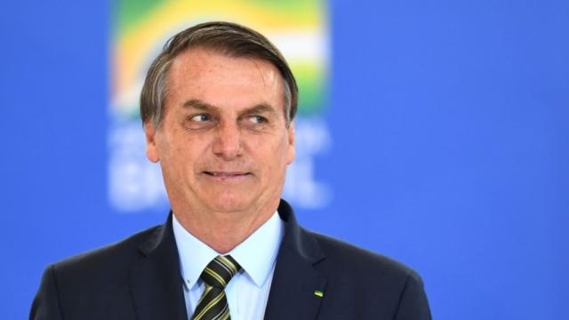 Jair Bolsonaro dá 'uma banana' para parte da imprensa