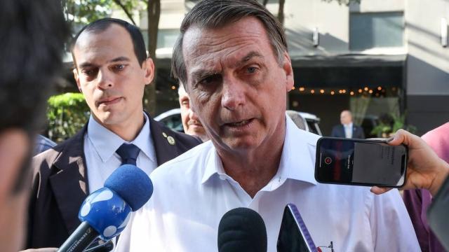 Bolsonaro se queixa da imprensa e faz gesto de banana para jornalistas
