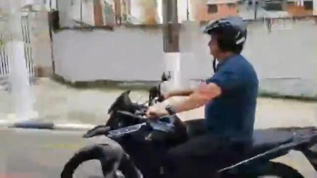 Infringindo a lei, Bolsonaro passeia de moto com CNH vencida