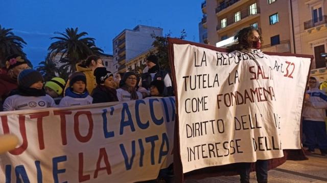 Taranto, si è svolta manifestazione contro l’inquinamento che ha prodotto molte vittime