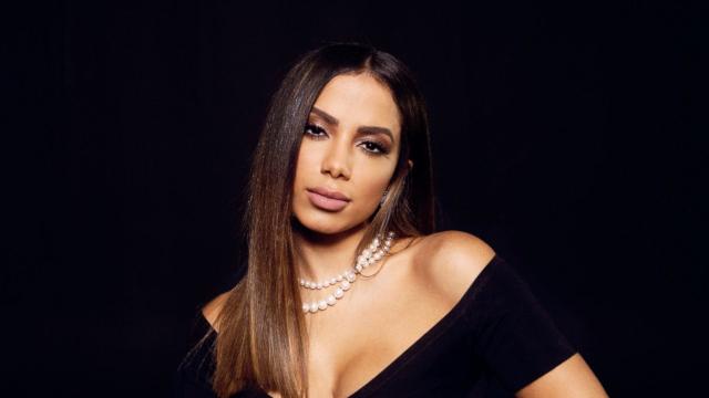 Anitta deixa palco depois de passar mal