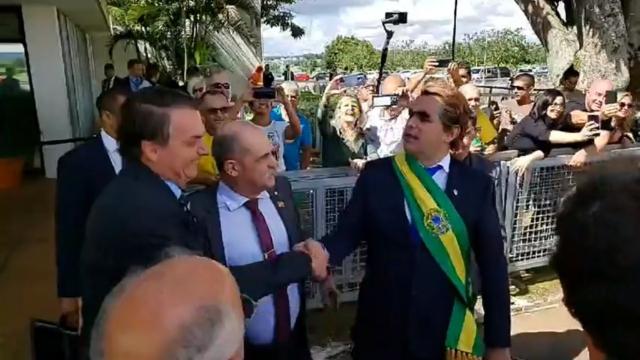 Bolsonaro leva humorista para entregar cachos de bananas à jornalistas