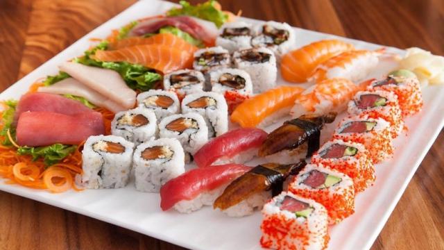 Il sushi è un piatto sempre più amato e, a differenza di quanto si crede, non è crudo