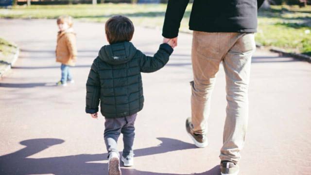 Coronavirus, è possibile uscire in passeggiata con i propri figli