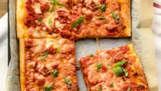 Pizza fatta in casa con lievito madre: ricetta facile e ...