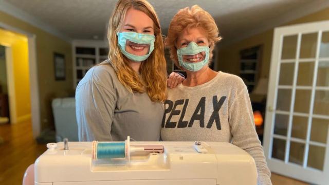 Una estudiante y su mamá fabrican tapabocas especiales para personas sordas