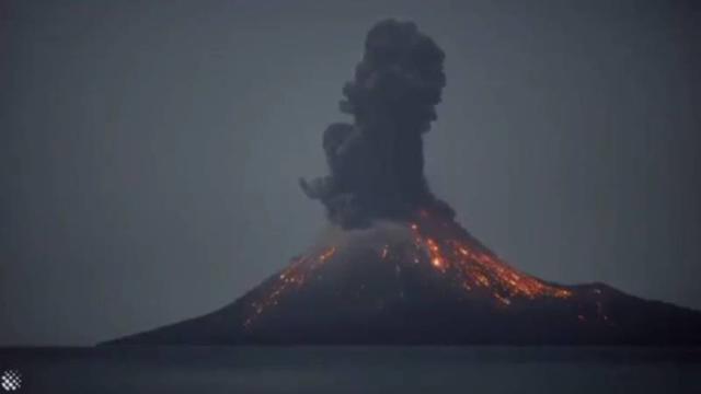 Vulcão Krakatoa entra em erupção na Indonésia