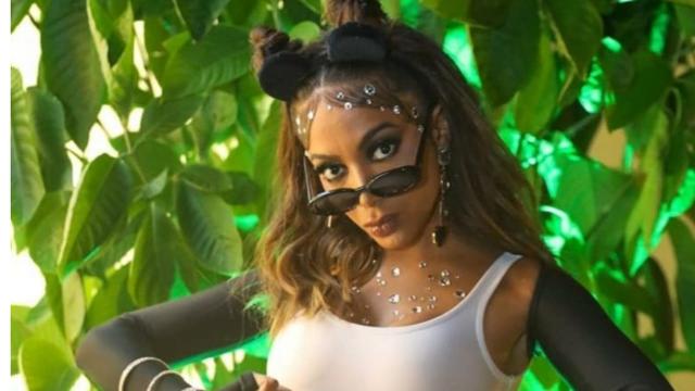 Anitta reclama de confinamento,diz estar com saudade de quando podia sair para se divertir