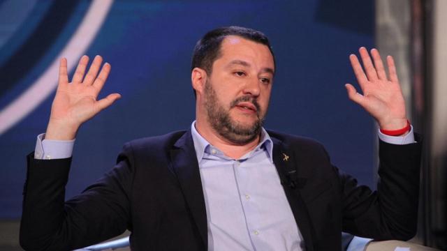 Salvini con la foto di Mussolini alle spalle, ma si tratta di una bufala