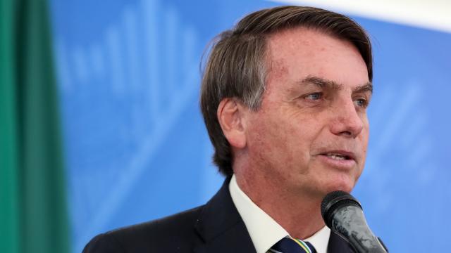 Após participar de manifestação pedindo AI-5, Bolsonaro recua sobre Congresso e STF