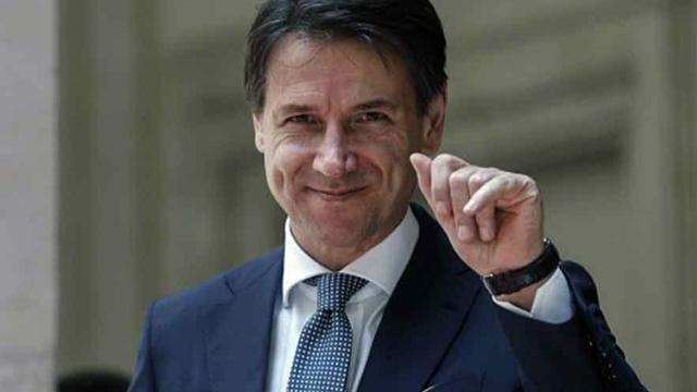 Coronavirus, Fusaro critica Conte: 'Proseguono gli arresti domiciliari della nazione' 