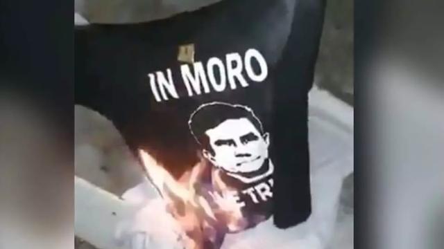 Manifestantes queimam camisetas com a foto de Sérgio Moro
