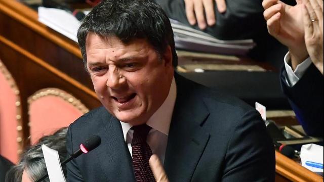 Renzi critica l'operato di Conte e tira in ballo i defunti, piovono le critiche sui social 