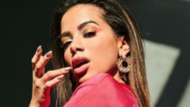 A cantora Anitta discute com deputado em live no Instagram